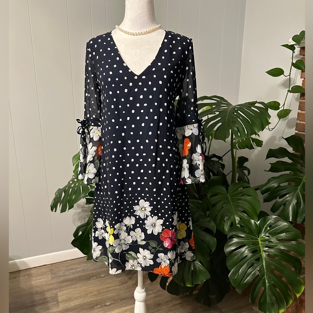 🛍️Vince Camuto Beautiful floral print trimmed dress with open bell sleeve dress